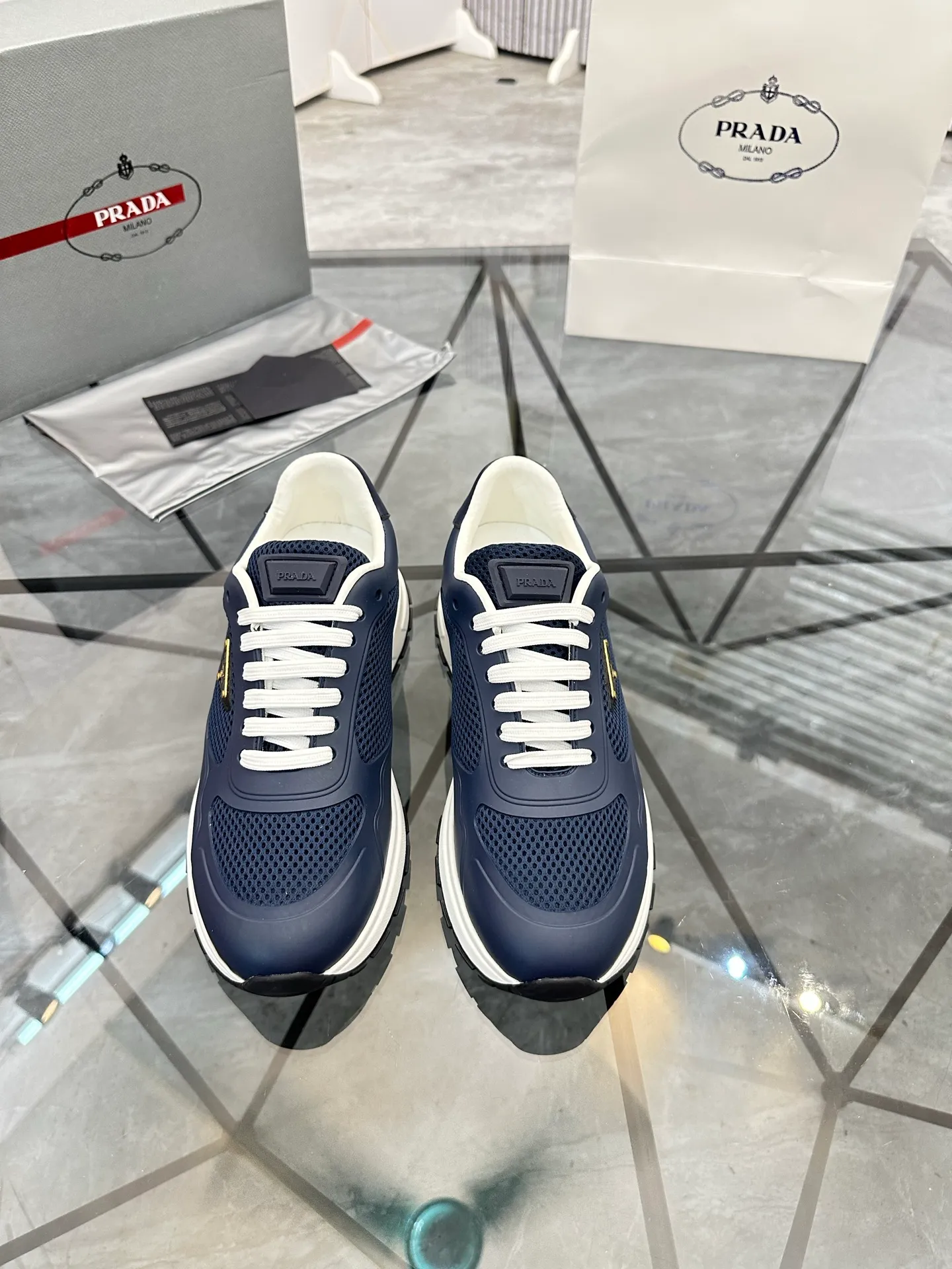 Men's shoes for sale 💰: 💰P600¥ High-end top quality Product trademark: Prada *"Prada*" low-top casual shoes Regular size: 38-45 (can be customized to 46) Product materials: Upper imported glue splicing original material, breathable lining, cowhide foot pads, original outsole. Number: 832